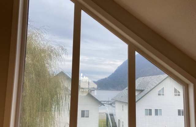Lake Side, Private Beach, Boat Slip, Gated Community on Mara Lake, BC
