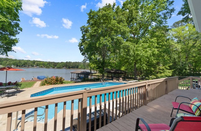 Lake Sinclair Happy Place -NEWLY LISTED! Pool + Jacuzzi, Kayaks, Firepit + more!