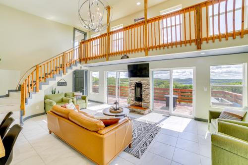 Lake Taneycomo Views Family-Friendly Cabin!