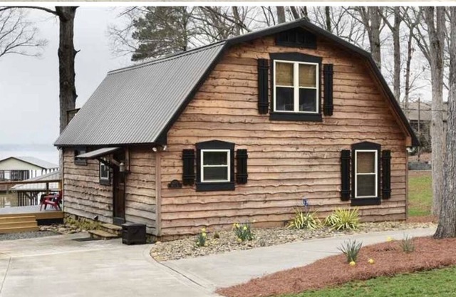 Lake Tillery Waterfront Home, Relax w Private Dock ~ Amazing Sunsets