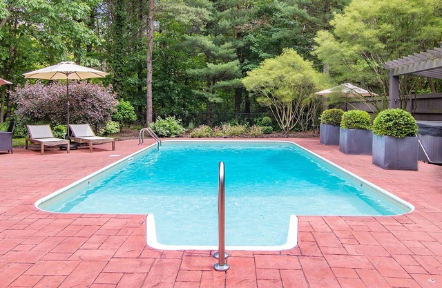 Lake Trail Lodge Oasis With Private Hot Tub; short bike to downtown Saugatuck!