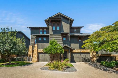 Lake Travis Retreat - 5BR with BBQ & Pickleball