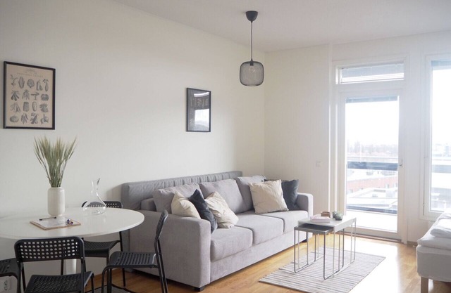 Lake View 7th Floor Studio next to Downtown