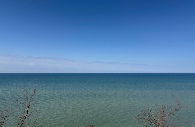 LAKE VIEW! Amazing sunsets! Charming 2-bedroom house in beautiful Conneaut.
