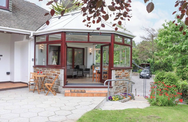 LAKE VIEW, pet friendly, country holiday cottage in Falmouth