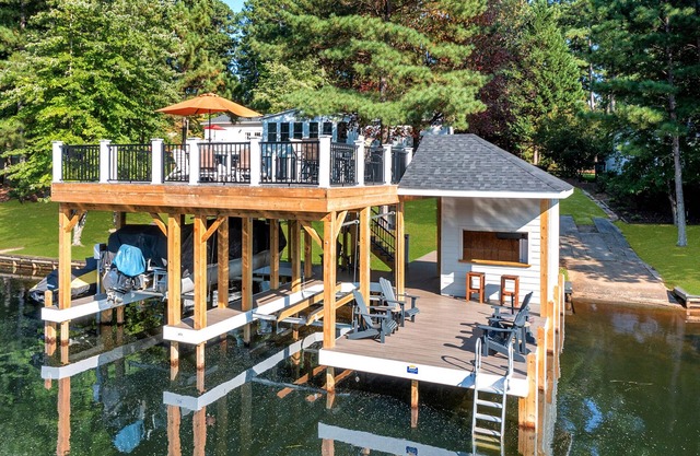 Lakefront 5BR home with deep water-FALL SPECIAL early check-in & late check-out