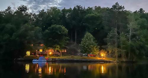 Lakefront Adirondack Cabin - Dock - Canoe - 10 min to Lake Placid