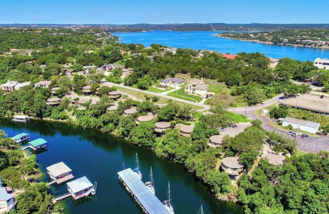 Lakefront Bungalow - Shared Community Pool/Hot Tub #1