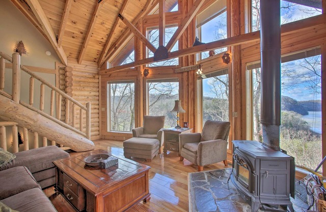 Lakefront Cabin at Dale Hollow Lake! 5 minutes from Wolf River Marina