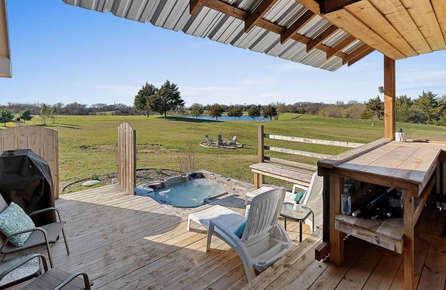 Lakefront cabin with hot tub! Kayak | Fish | Hike | Camp
