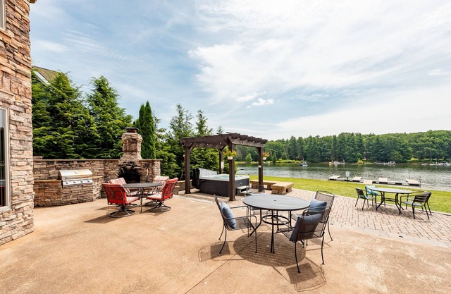 Lakefront Castle w/Pool, Hot Tub & Dock Slip