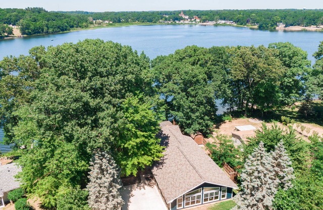 Lakefront Cedar Lodge Sandy Beach + Wheelchair Friendly + 47 Wooded Acres!