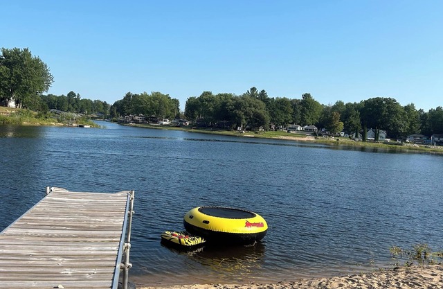 Lakefront cozy 2-bedroom cabin in welcoming Gladwin with WiFi, AC