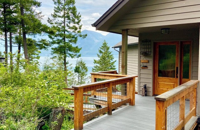 Lakefront Dream w/Large Dock. Serene Cottage with Room for the whole family!