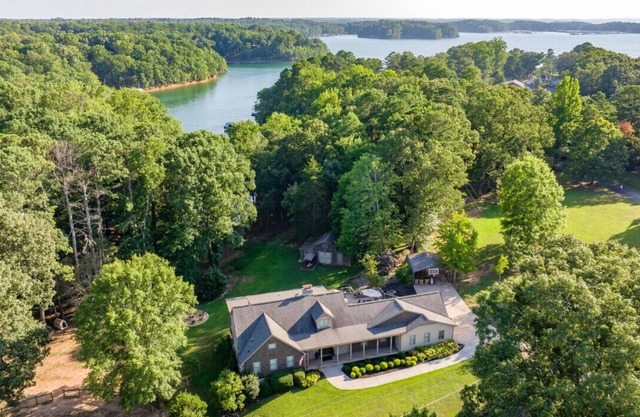 Lakefront, Farm Animals, Swim, Kayaks, Sauna, Gym