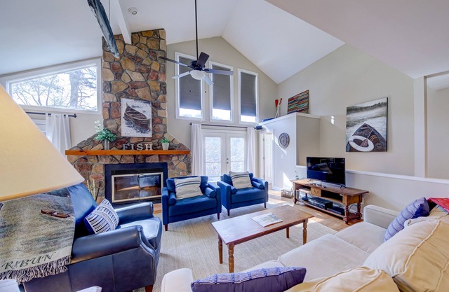 Lakefront gem with deck, grill, boathouse/dock, fireplace, central AC, &WiFi