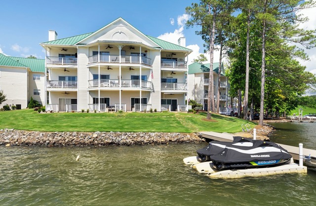 Lakefront Getaway – 1BR/1BA Walk-Out Condo with Stunning Views