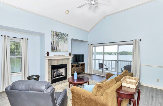 Lakefront Getaway with Stunning Western Views – Sleeps 6!