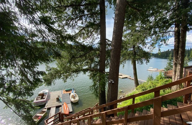 Lakefront guest house, dock access. Kayak, peddleboat, and rowboat. fishing.