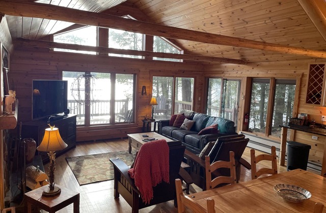 Lakefront Hemlock house on 3 acres, 5-Bdrm retreat on private lake, near casino