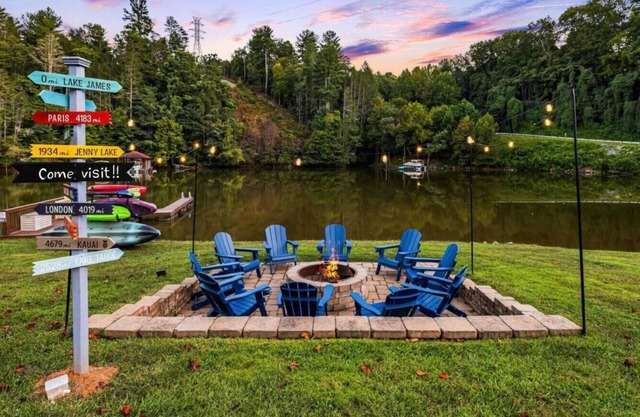 Lakefront Home, Hot tub, Fire Pit, Games, & Movie Room!