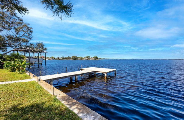 Lakefront home near beaches with waterview, pets ok