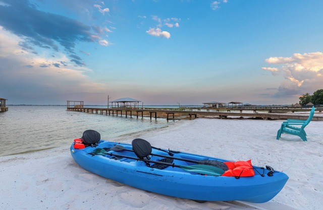 Lakefront Home, Private Dock Kayak,Family Friendly,Beachfront BBQ Yard Games