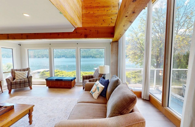 Lakefront home w/private dock, buoy, fire pit, deck, BBQ, WiFi & enclosed yard
