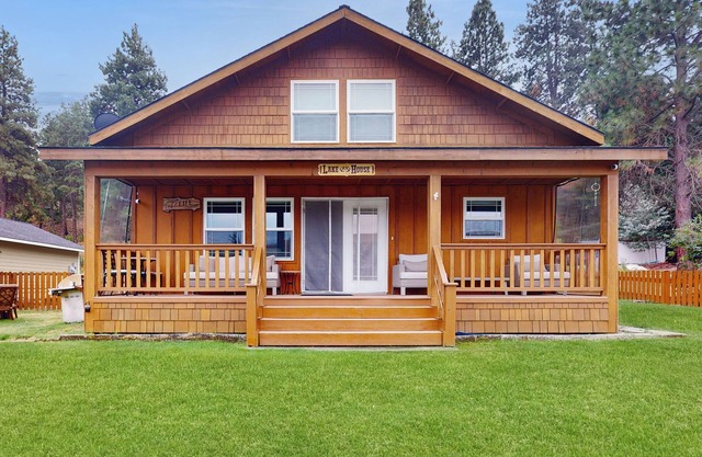 Lakefront home with kayaks and paddle boat, full kitchen and private BBQ