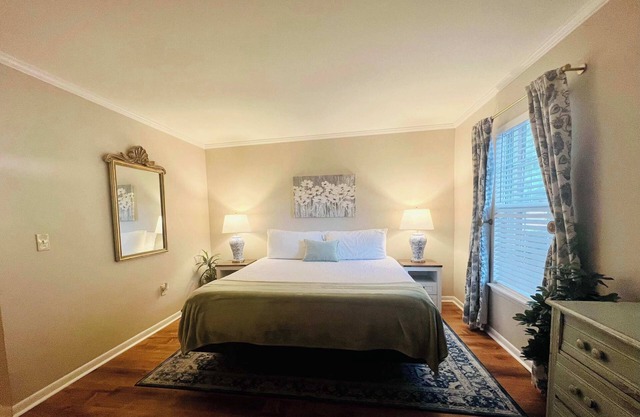 Lakefront, Incredible Condo by College St-King Bed, Full Kitchen, Full Bathroom