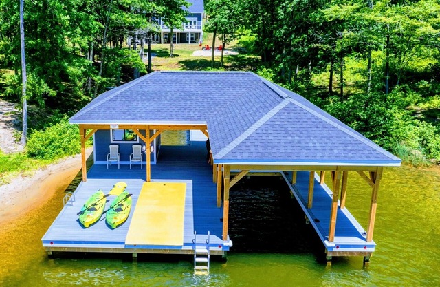 Lakefront Lake Anna with Cove, Dock, Deck, Hot Tub