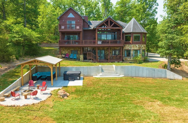 Lakefront Lodge/Cabin/Retreat - Huge Niangua Frontage w/Beach