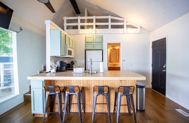 Lakefront Loft- sleep 5, hot tub
