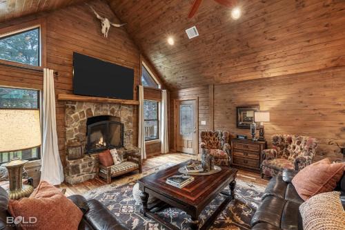 Lakefront Log Cabin With Hot Tub & Boats