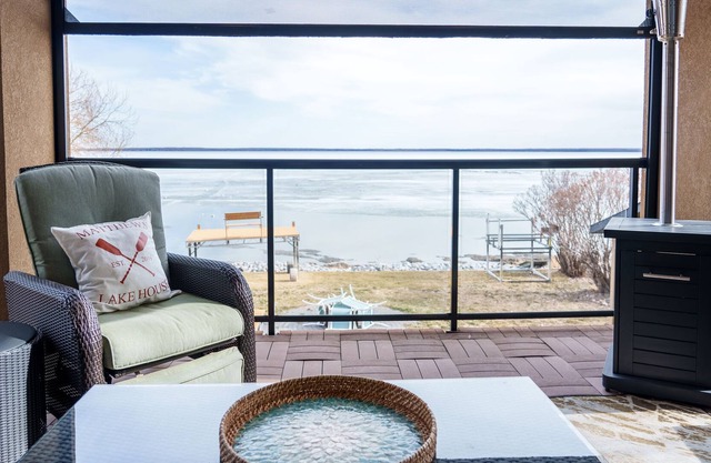Lakefront Luxury Home|AC|Fireplace|Two Ensuites