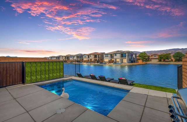 Lakefront Luxury Villa 4 bedroom+loft with Pool