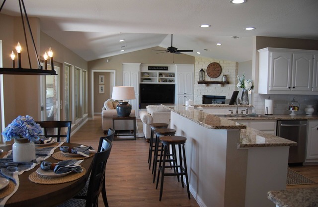 LAKEFRONT/NEWLY REMODELED/EXPANSIVE LAWN/FIRE PIT/KAYAKS