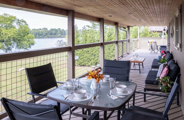 Lakefront Oasis:Big Back Porch, Private Pool & Hot Tub! All on Lake Chickamauga
