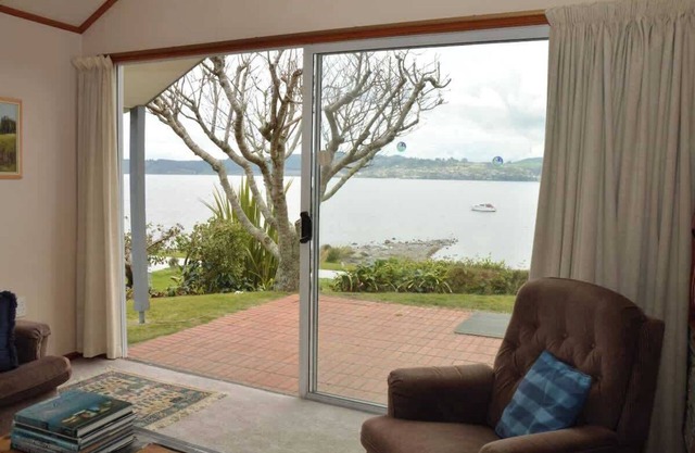 Lakefront prime location in Rainbow Point - fab!