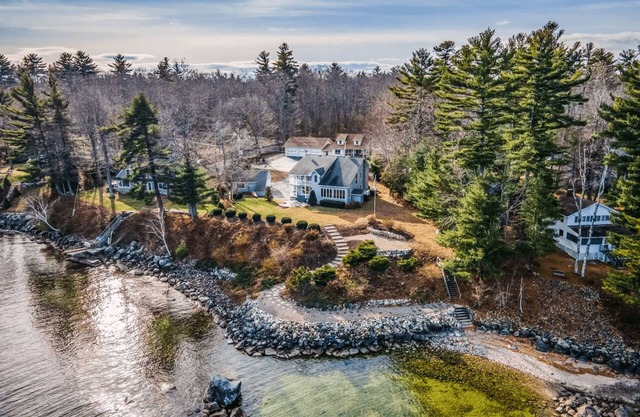 Lakefront Retreat | Sleeps 10 | Private Beach