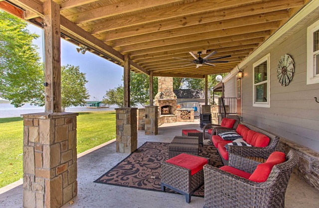 Lakefront Retreat w/Pier, Bar Hut & Fireplace!