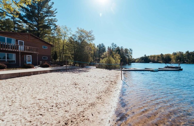 Lakefront | Sandy Beach | 10mi to TC | Fall Colors