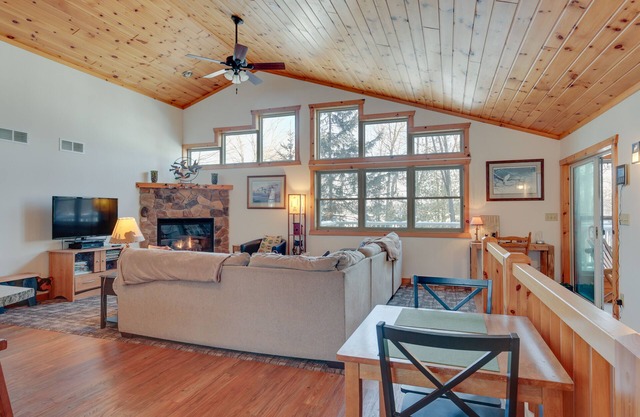 Lakefront Tomahawk Getaway w/Deck & 2 Fireplaces!