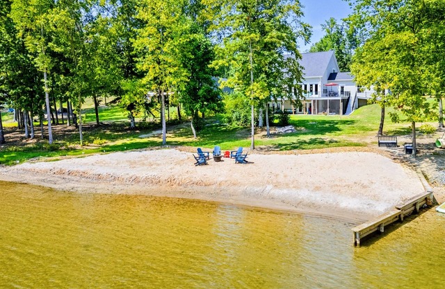 Lakefront with 120' Beach, Views, Wifi @ Lake Anna