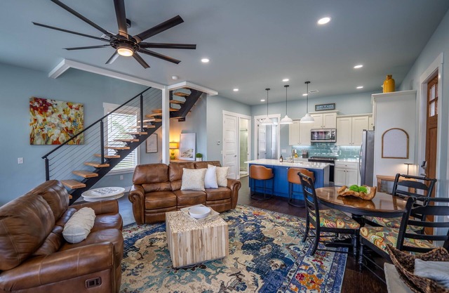 Lakehouse/3 bd/2bath/sleeps 10/neighborhood pool