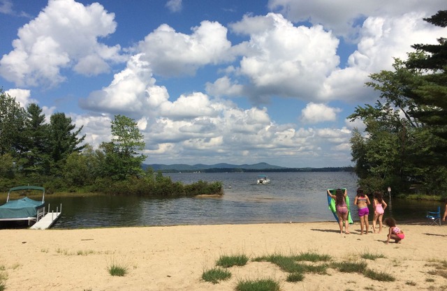 Lakehouse with Game Room, Fire Pit, Beach+Pool access. Sleeps 7. Pet-Friendly!