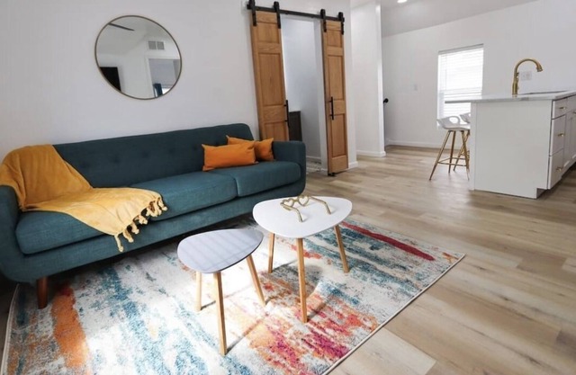 Lakeshore Loft- District North Rentals