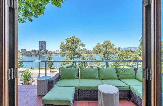 Lakeside Luxe Stay: Perfect Bay Area Getaway