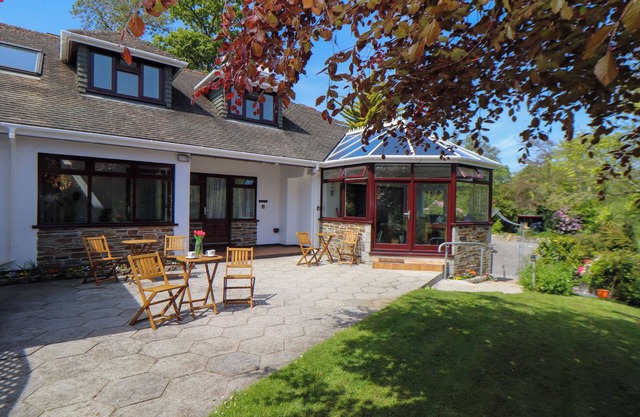 LAKESIDE, pet friendly, country holiday cottage in Falmouth