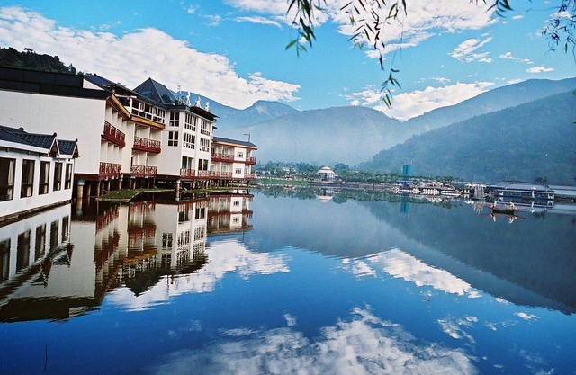 Lakeside Resort Hotel